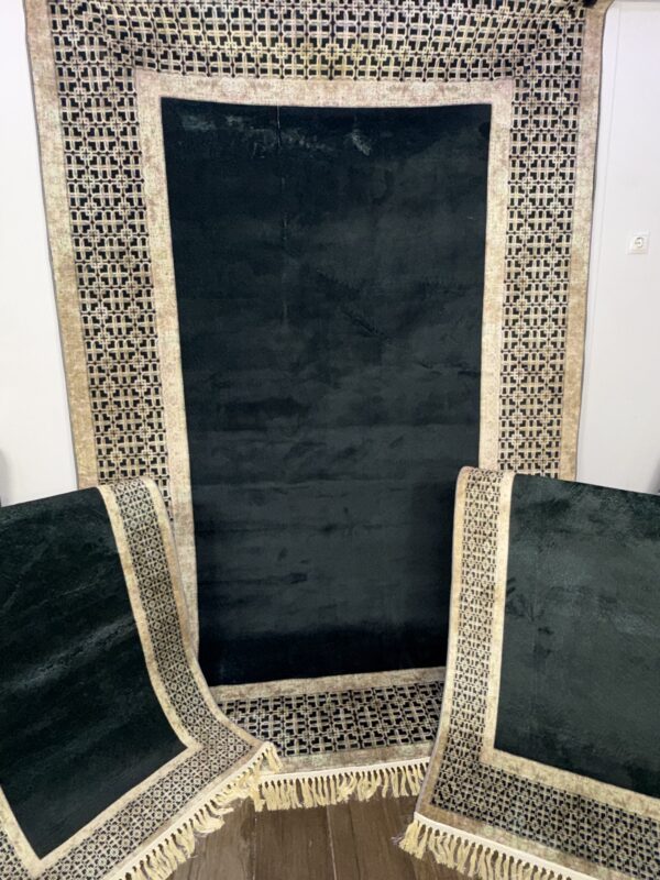 ΒΕΛΟΥΔΙΝΑ Αντιολισθητική βάση: Η ειδική βάση (από σιλικόνη ) διασφαλίζει ότι το χαλί παραμένει σταθερό στο πάτωμα, προσφέροντας ασφάλεια σε χώρους υψηλής κυκλοφορίας. Σταθερή εφαρμογή: Εφαρμόζει σταθερά σε διάφορες επιφάνειες, όπως ξύλο, πλακάκι χωρίς να γλιστράει.