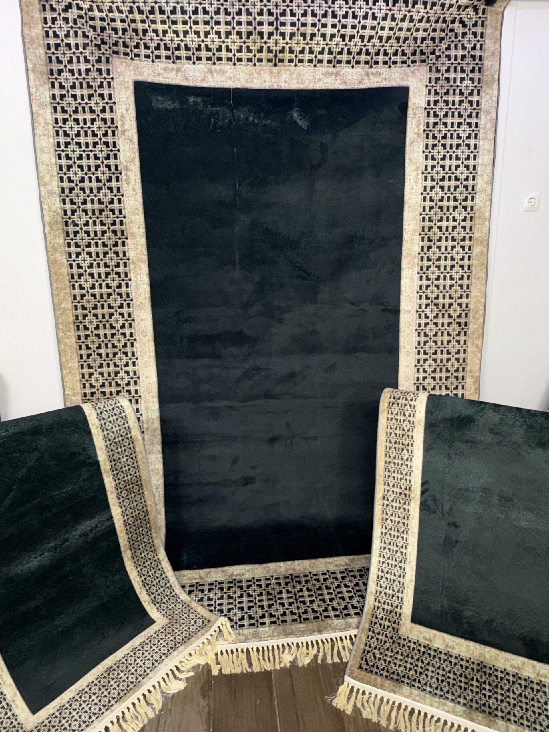 ΒΕΛΟΥΔΙΝΑ Αντιολισθητική βάση: Η ειδική βάση (από σιλικόνη ) διασφαλίζει ότι το χαλί παραμένει σταθερό στο πάτωμα, προσφέροντας ασφάλεια σε χώρους υψηλής κυκλοφορίας. Σταθερή εφαρμογή: Εφαρμόζει σταθερά σε διάφορες επιφάνειες, όπως ξύλο, πλακάκι χωρίς να γλιστράει.